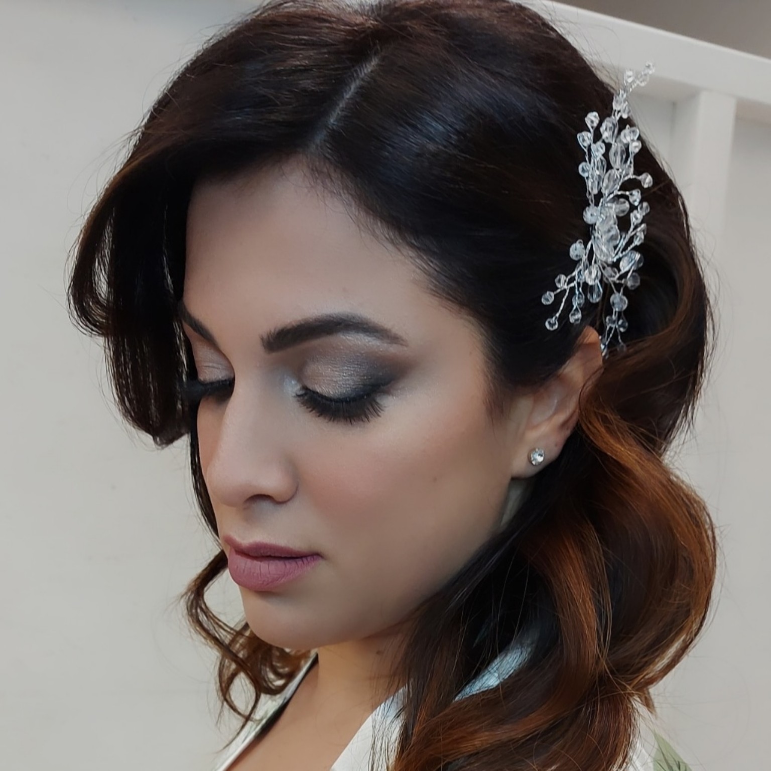 Ilenia al lavoro durante un trucco sposa