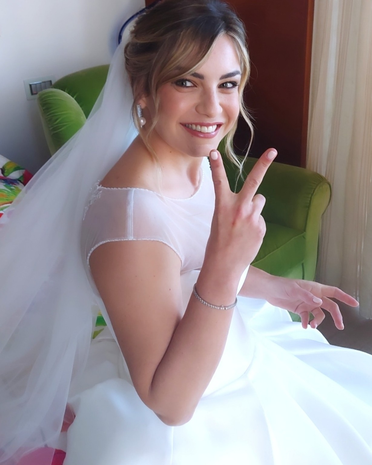 Sposa sorridente con trucco naturale